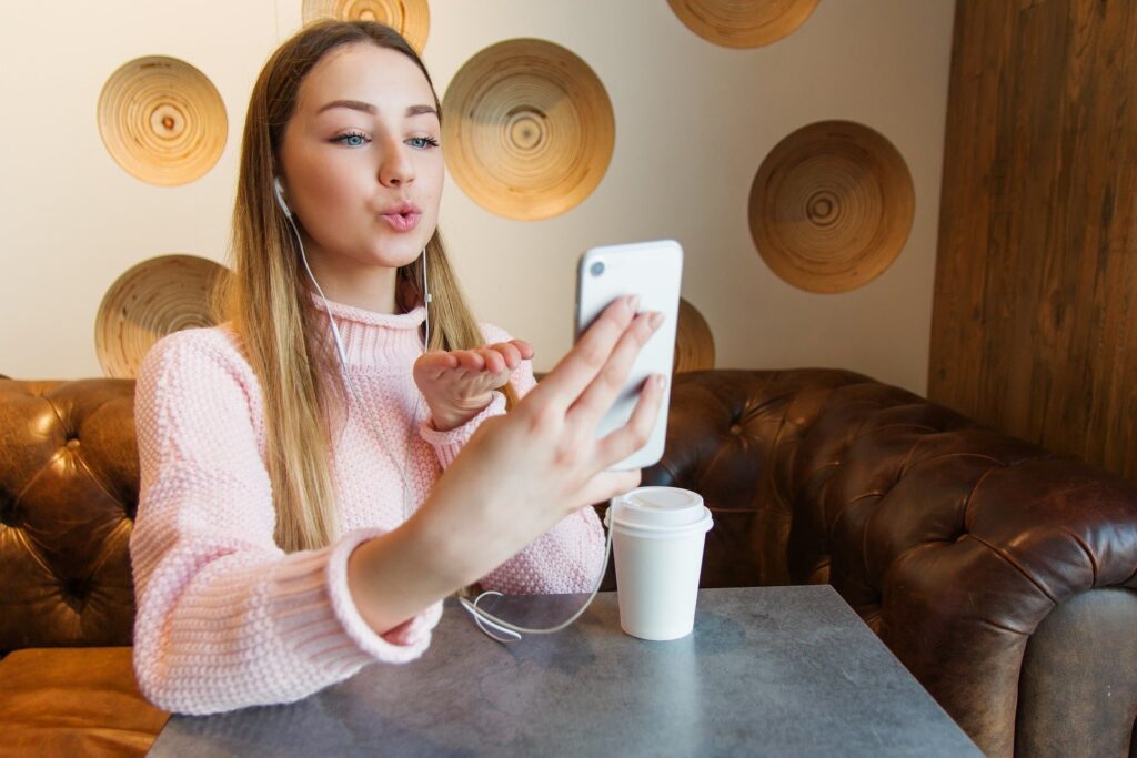 Cum sa incepi o conversatie – sfaturi utile pentru a incepe si a intretine conversatiile