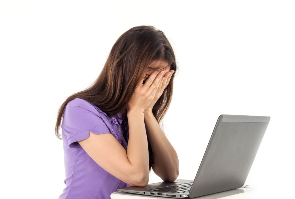 Cum sa scapi de emotii – cum te poate ajuta o cariera de model online sa capeti o atitudine increzatoare