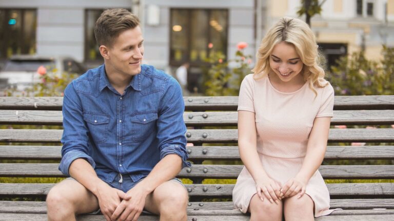 Flirt: Ce este si ce tipuri de flirt poti utiliza atunci cand esti model online