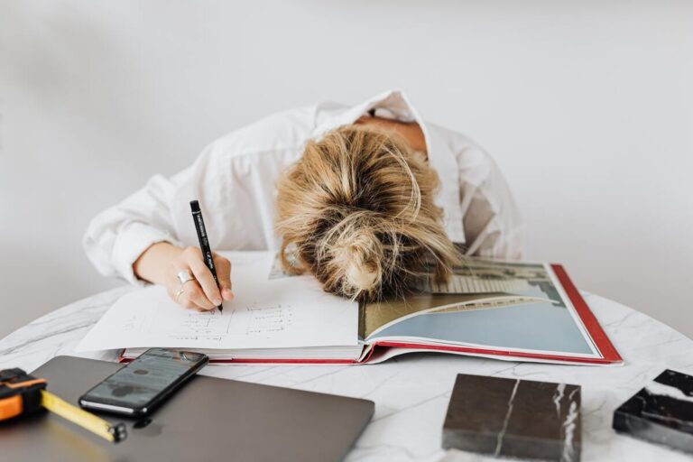Burnout-ul: ce trebuie sa stii despre acest fenomen al zilelor noastre si cum sa-l previi in viata ta?
